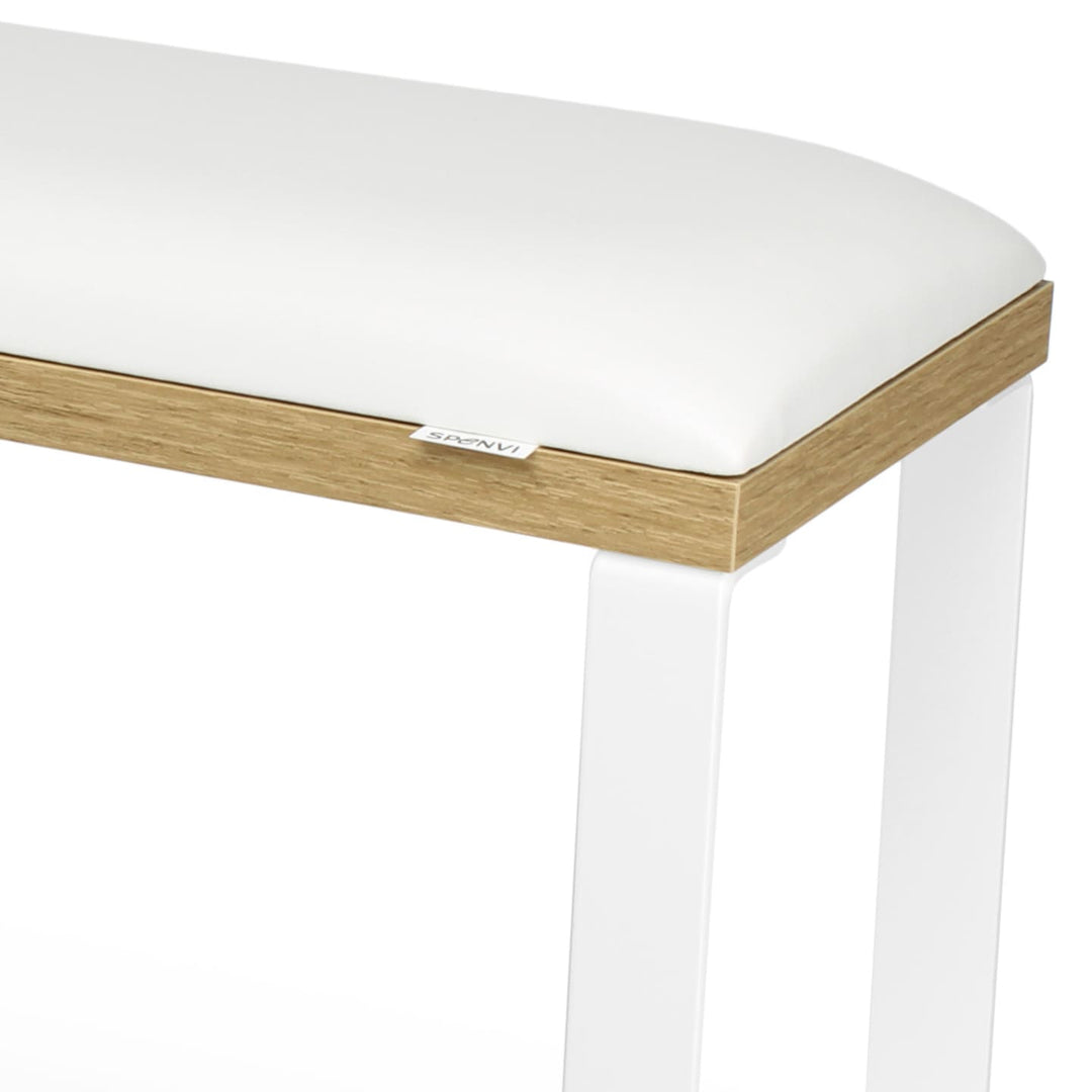Zbliżenie podpórki do pedicure SPENVI Loft White z białą poduszką z ekoskóry, podstawą w wykończeniu naturalnego drewna i stabilną metalową konstrukcją.