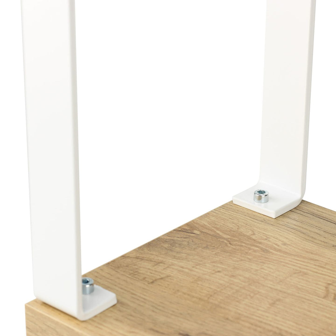 Mocowanie metalowej nogi do podstawy w wykończeniu naturalnego drewna podpórki do pedicure SPENVI Loft z widoczną śrubą zapewniającą stabilne i trwałe połączenie konstrukcji.