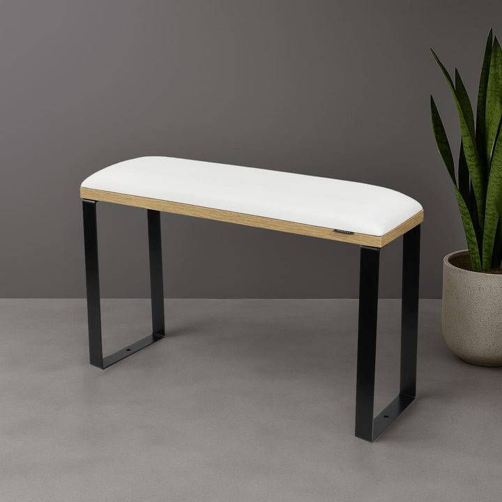 Podpórka do pedicure SPENVI Loft biała na czarnych nóżkach w nowoczesnym wnętrzu salonu kosmetycznego. #kolor_white