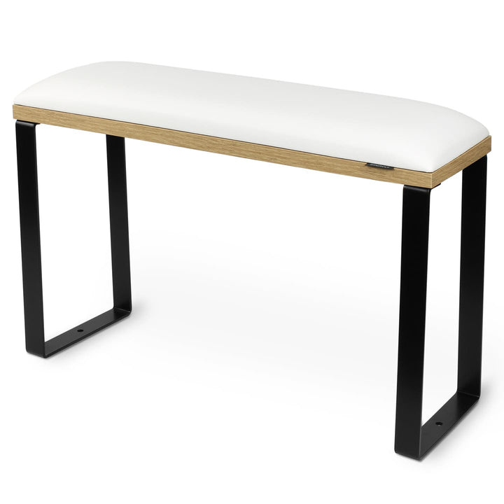 Podpórka do pedicure SPENVI Loft biała z podstawą w wykończeniu naturalnego drewna i czarnymi metalowymi nogami na białym tle. #kolor_white