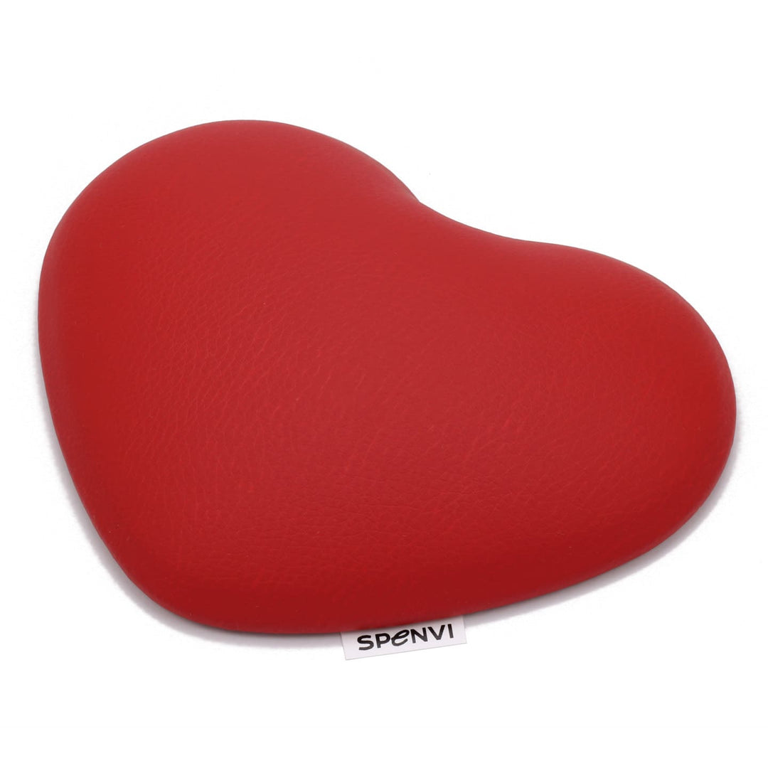 Ergonomiczna poduszka pod łokieć do manicure SPENVI Heart czerwona z ekoskóry na białym tle. #kolor_red