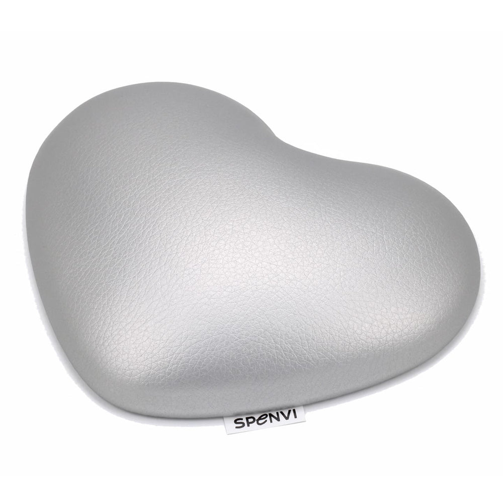 Ergonomiczna poduszka pod łokieć do manicure SPENVI Heart srebrna z ekoskóry na białym tle. #kolor_silver