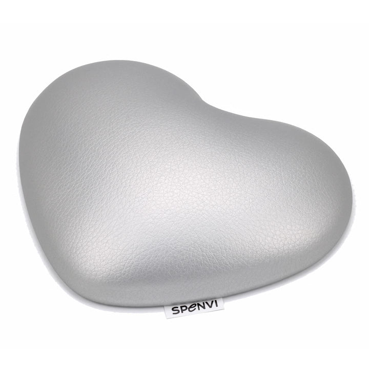 Ergonomiczna poduszka pod łokieć do manicure SPENVI Heart srebrna z ekoskóry na białym tle. #kolor_silver