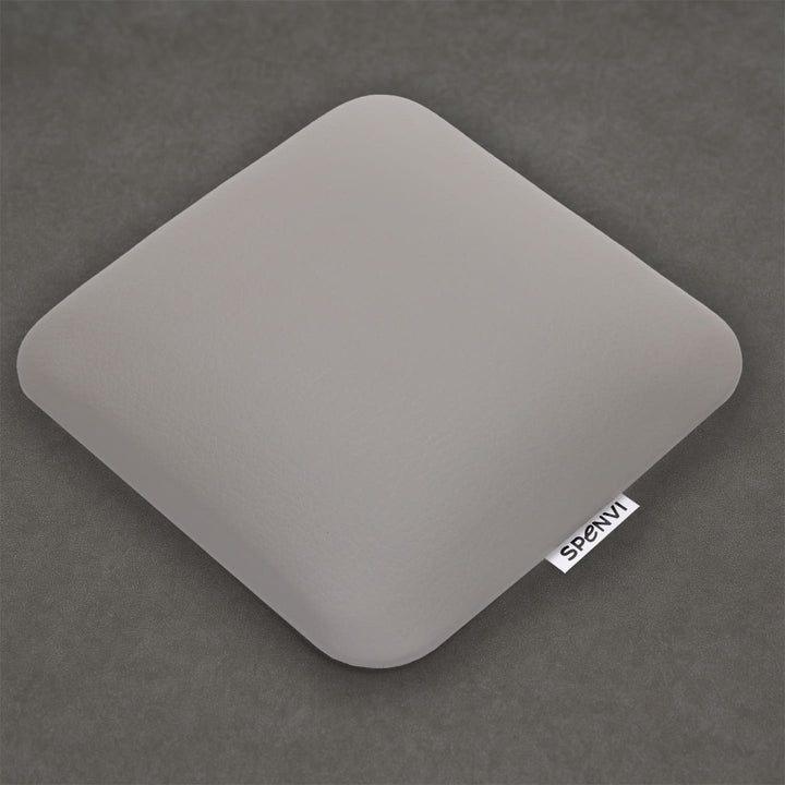 Poduszka pod łokieć do manicure SPENVI Mini szara z ekoskóry na szarym tle do profesjonalnego stanowiska manicure. #kolor_cloud