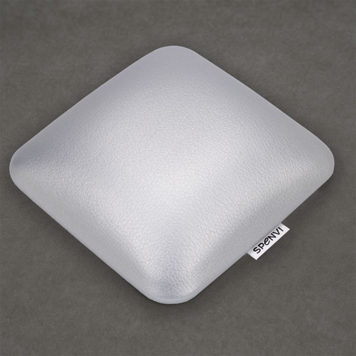 Poduszka pod łokieć do manicure SPENVI Mini srebrna z ekoskóry na szarym tle do profesjonalnego stanowiska manicure. #kolor_silver