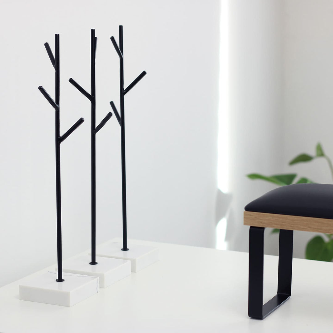 Stojak na wzorniki do paznokci SPENVI czarny z metalową konstrukcją i białą podstawą na stanowisku manicure. #kolor_black