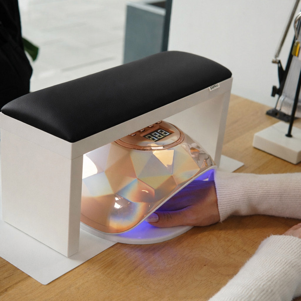 Podpórka do manicure Classic z czarną poduszką na białych nóżkach z miejscem na lampę UV pod spodem