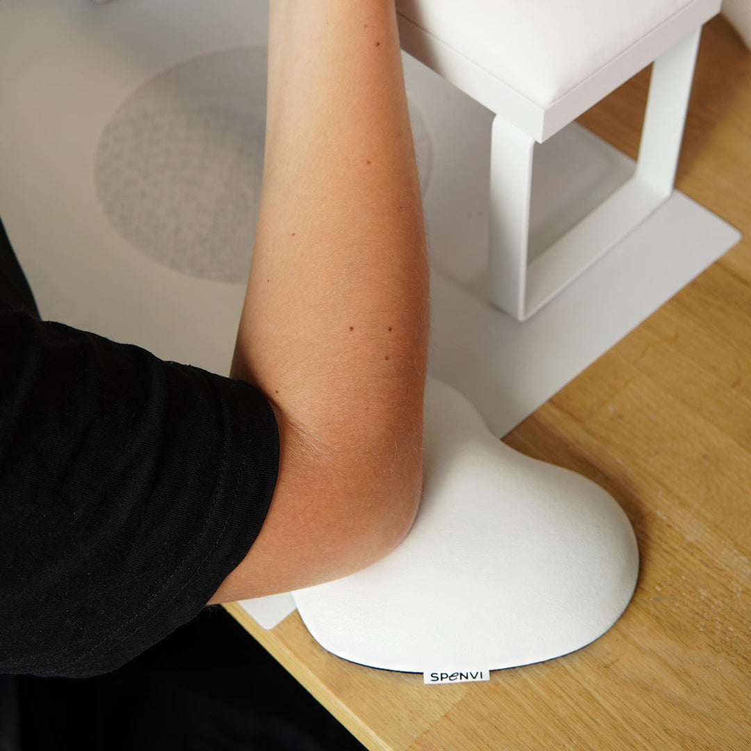 Poduszka pod łokieć Heart White podczas zabiegu manicure