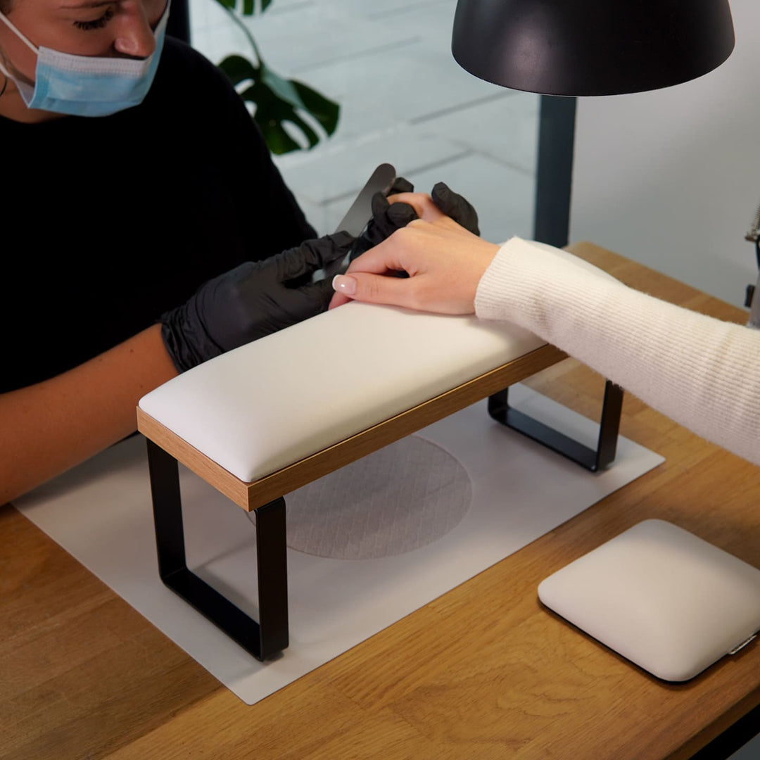 Podpórka do manicure Loft podczas pracy stylistki – ergonomiczne podparcie dłoni klientki