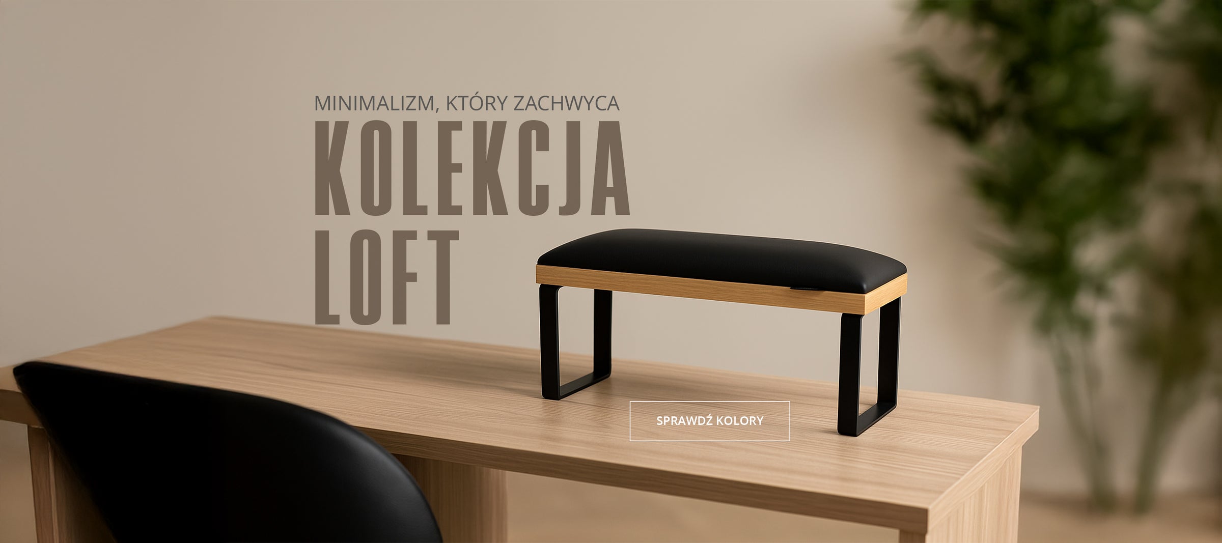 Podpórka do manicure Loft z czarną poduszką i drewnianą podstawą stojąca na biurku