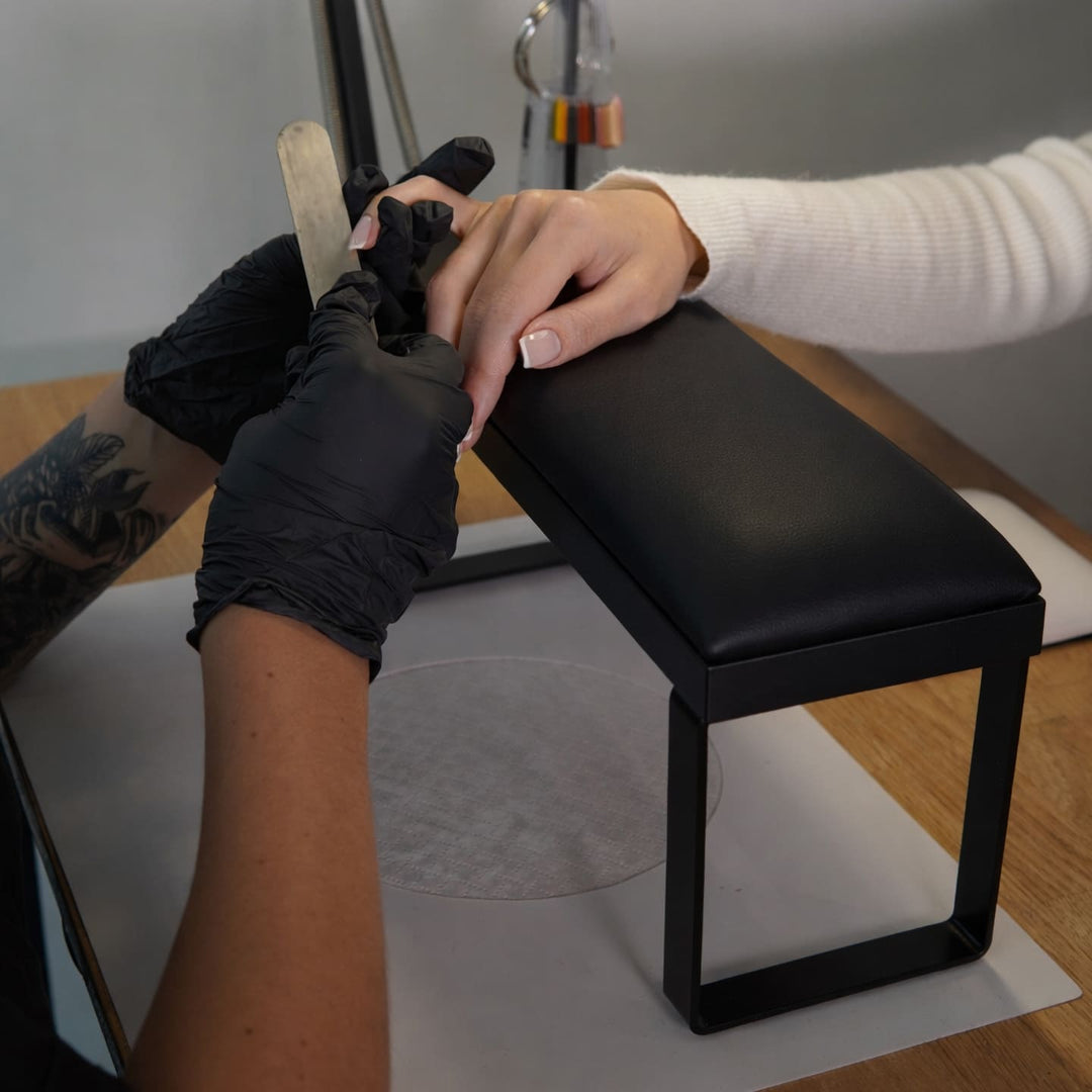 Podpórka do manicure Loft podczas pracy stylistki – ergonomiczne podparcie dłoni klientki