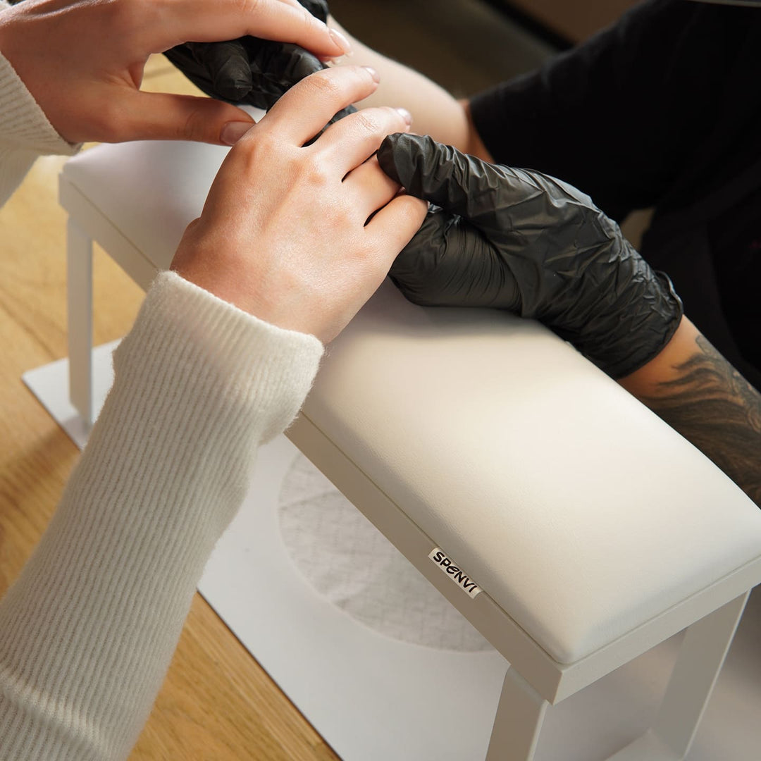 Podpórka do manicure Loft podczas pracy stylistki – ergonomiczne podparcie dłoni klientki