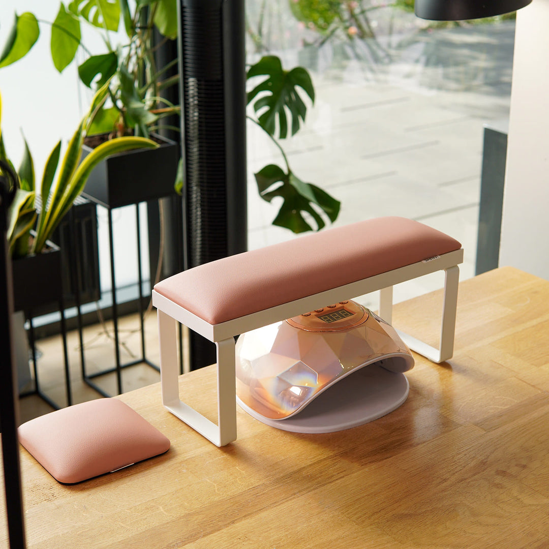 Podpórka do manicure Loft z miejscem na lampę UV LED pod spodem – więcej przestrzeni roboczej