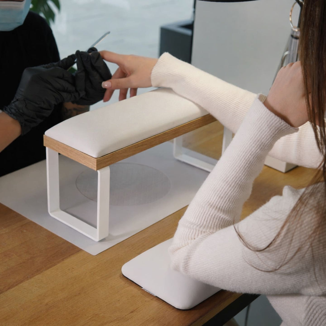 Podpórka do manicure Loft podczas pracy stylistki – ergonomiczne podparcie dłoni klientki
