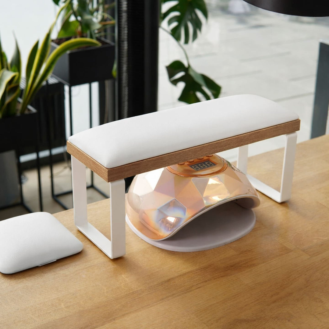 Podpórka do manicure Loft z miejscem na lampę UV LED pod spodem – więcej przestrzeni roboczej