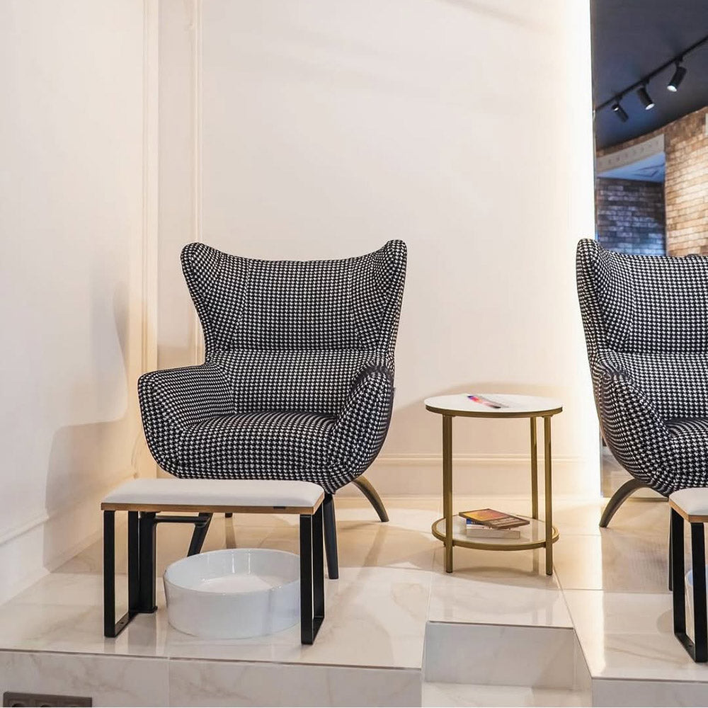 Podpórka do pedicure Loft White na czarnych nóżkach – ergonomiczne stanowisko pracy w salonie kosmetycznym