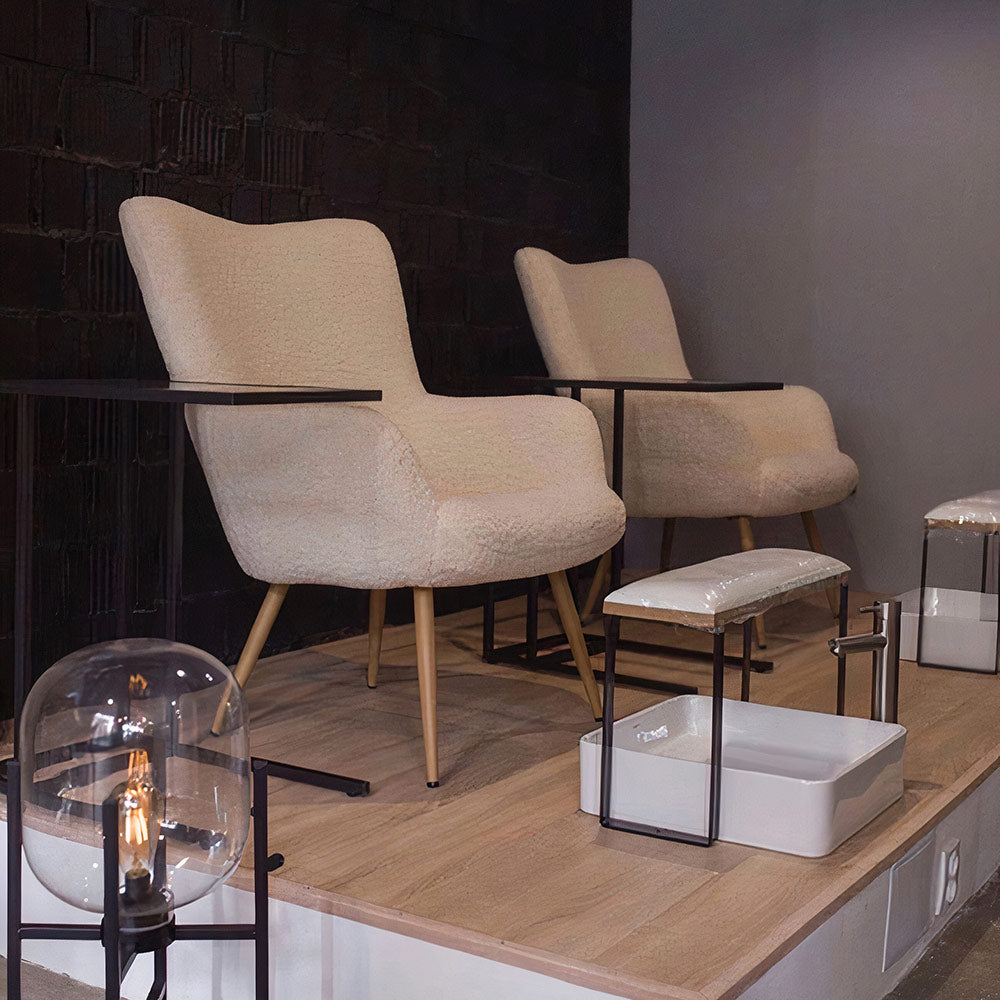 Podpórka do pedicure Loft White na czarnych nóżkach – ergonomiczne stanowisko pracy w salonie kosmetycznym