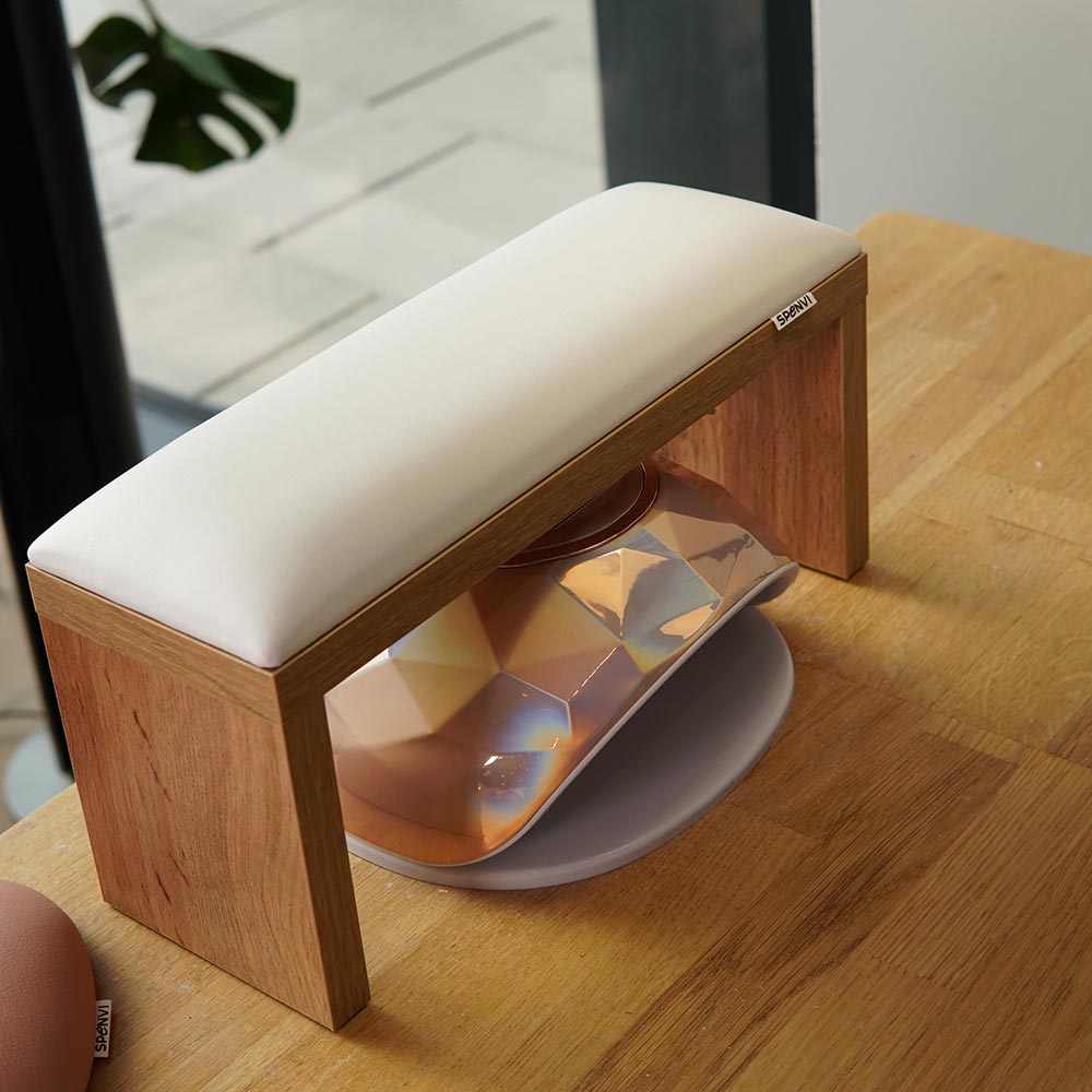 Podpórka do manicure Classic – klasyczna podpórka pod dłoń na brązowych drewnianych nóżkach w kolorze white